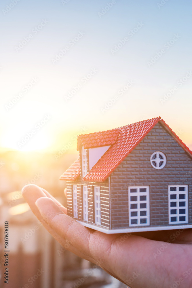 手中的小房子——买房概念图