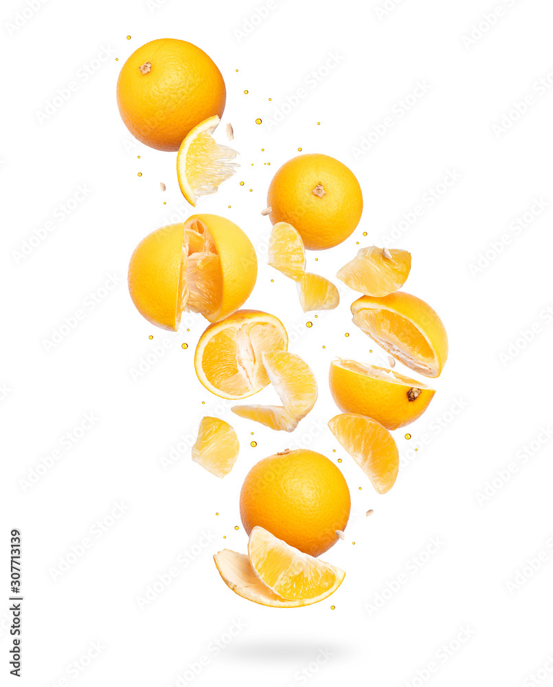 整片和切片的新鲜橙子在空气中冷冻，在白色背景上隔离