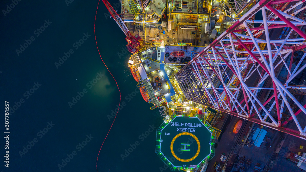 海上自升式钻井平台夜间鸟瞰图，海上石油钻井平台。