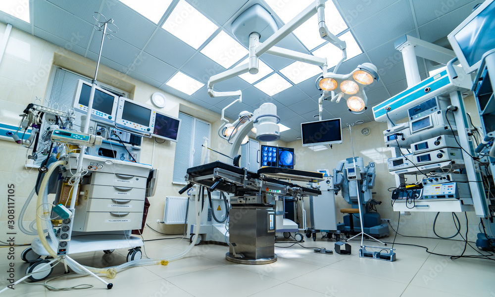 医院内部配有手术台、灯具和超现代设备，技术现代化