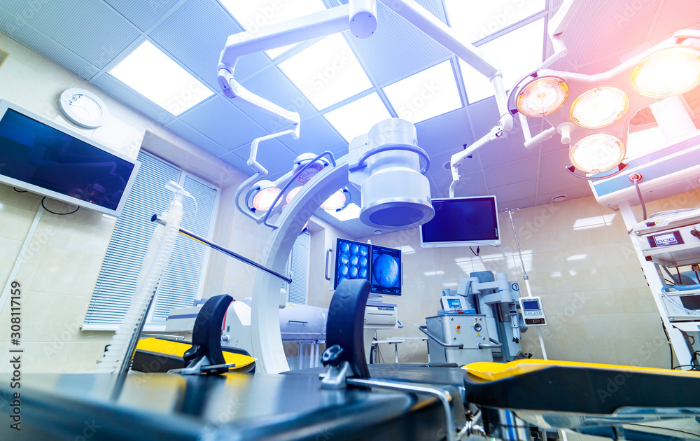 诊所内部配有手术台、灯具和超现代设备、技术、高科技