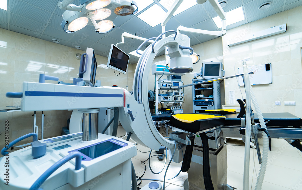 现代医院手术室的医疗设备和工业灯具。室内医院设计公司