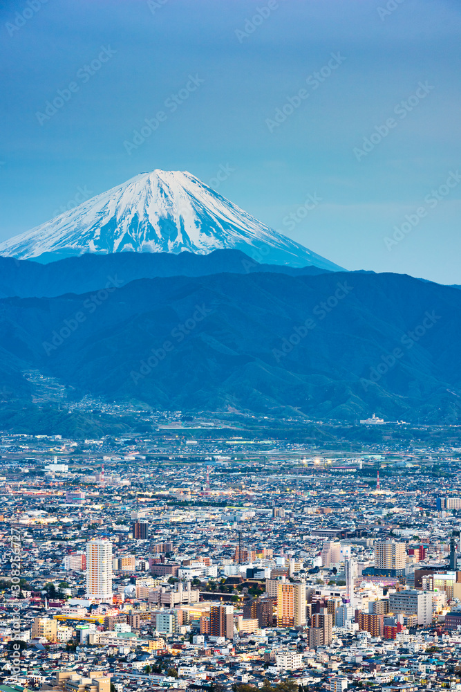 高富，日本与富士山的天际线