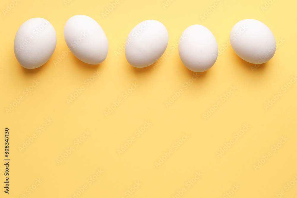 彩色背景的新鲜生鸡蛋