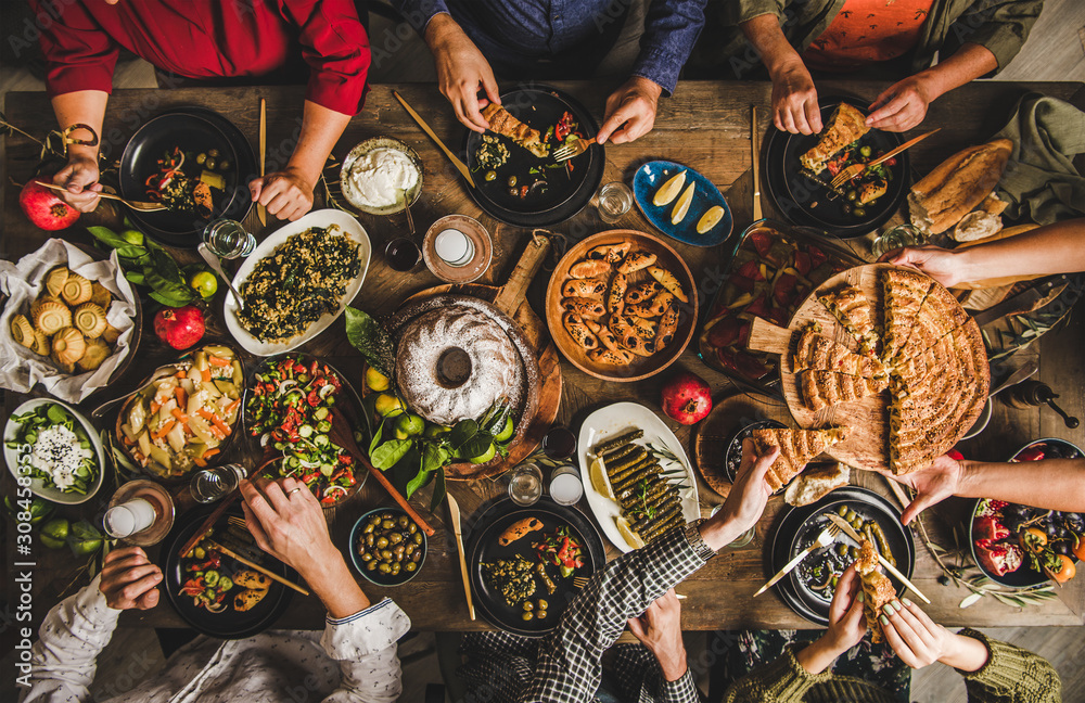 传统的土耳其家庭庆祝晚宴。人们在吃土耳其沙拉和煮熟的蔬菜