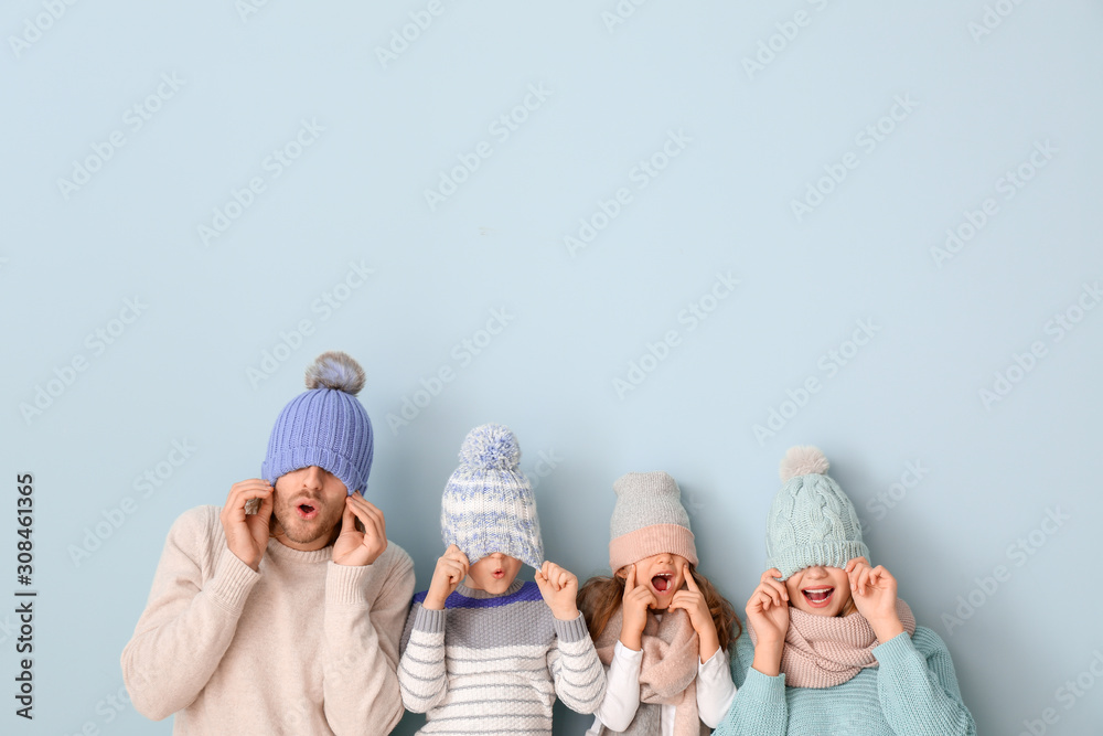 彩色背景冬装幸福家庭