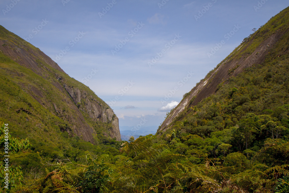 德森加诺州立公园内的里约热内卢州高地地区全景。B