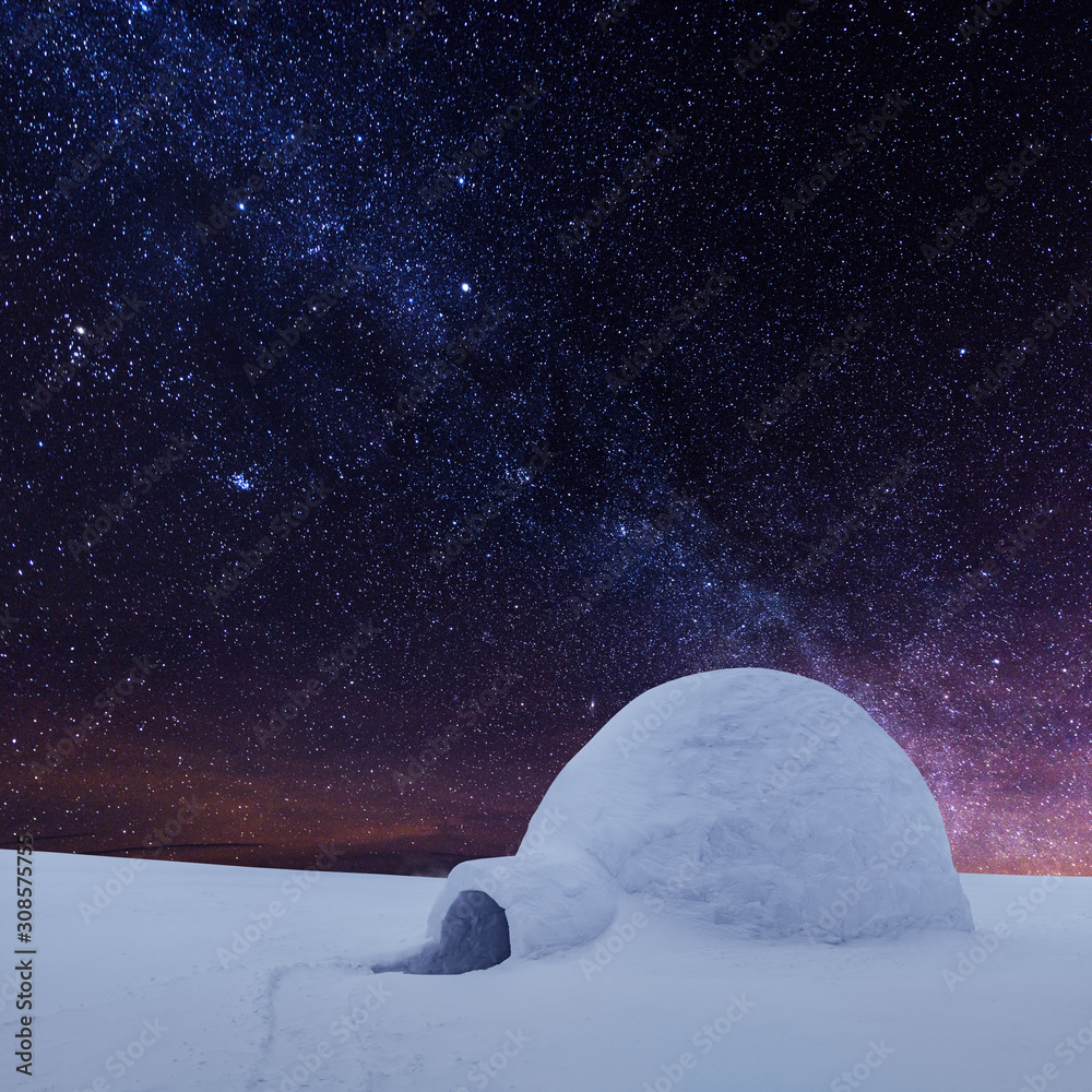 白雪皑皑的冰屋和夜空中的乳白色的冬日景象。星星照耀下的奇妙冬季景观