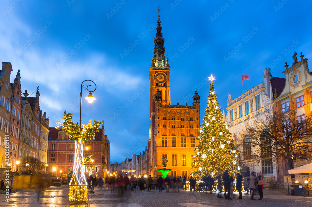 波兰格但斯克的长巷和市政厅，黄昏时有美丽的圣诞树