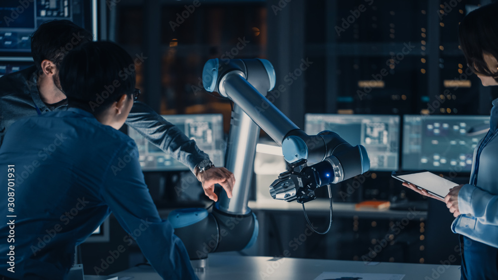 Ch游戏中人工智能操作未来机器人手臂的特写垂直镜头