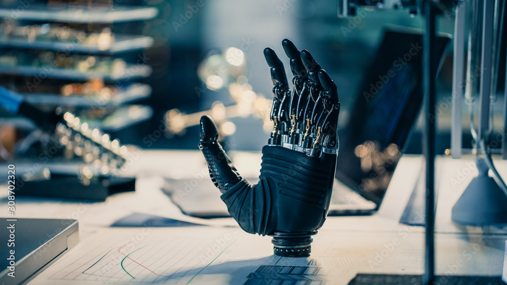 一个未来的假肢机械臂站在高科技研究实验室的桌子上的特写