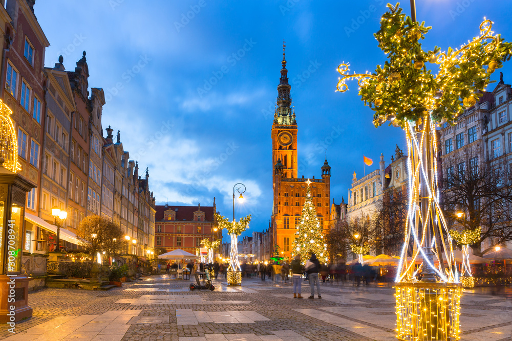 波兰格但斯克的长巷和市政厅，黄昏时有美丽的圣诞树
