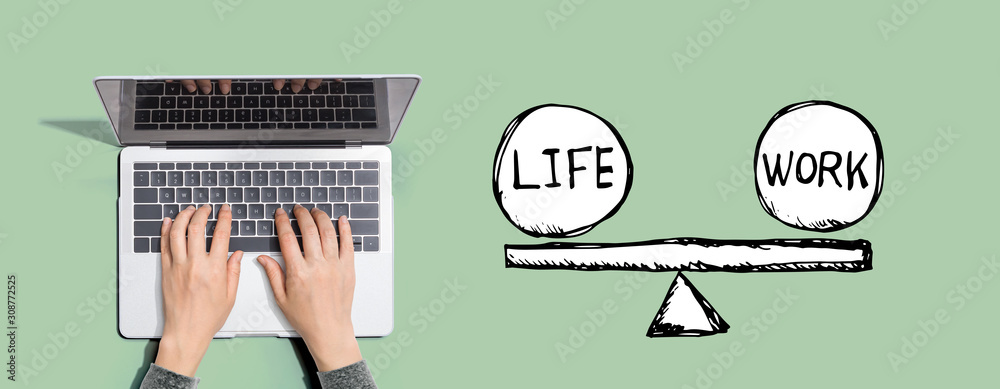 使用笔记本电脑的人的生活和工作平衡
