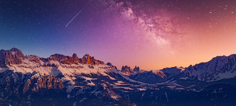 白雪皑皑的落基山有美丽的星空，太空堡文