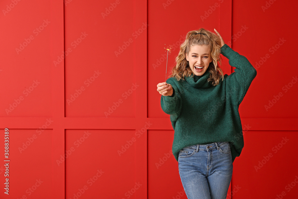 快乐的年轻女人，穿着冬装，背景是圣诞亮片