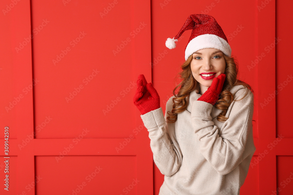 快乐的年轻女人，穿着彩色背景的冬装
