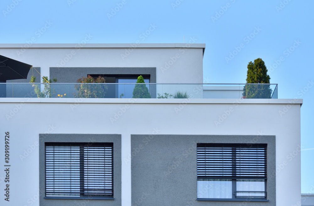 蓝天下现代公寓楼的阳台和带花园的观景台