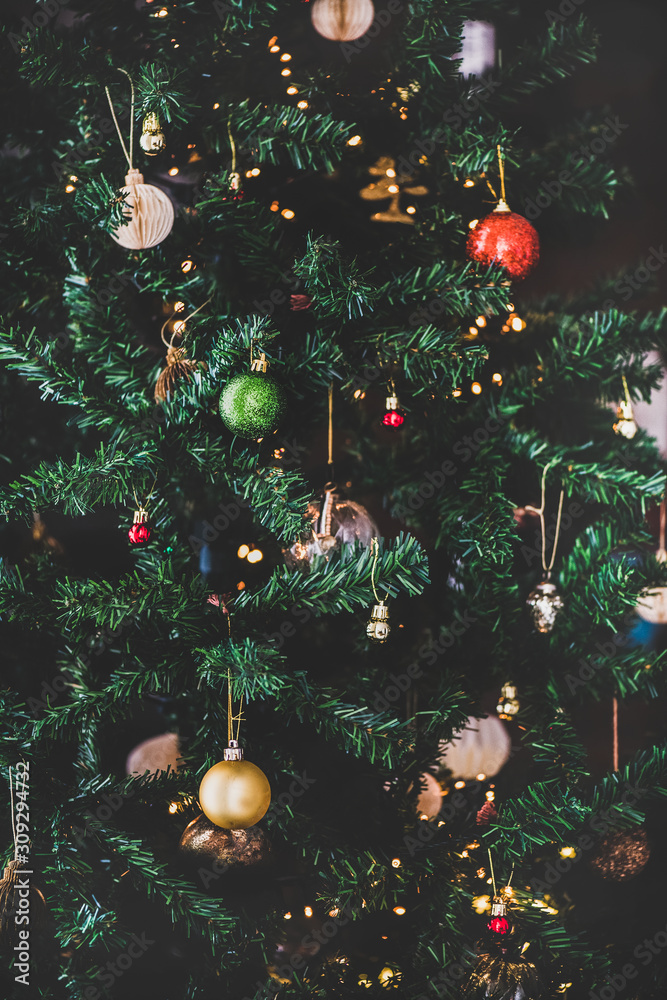 圣诞或新年节日装饰的绿色毛皮树，有五颜六色的球纹理、背景和w