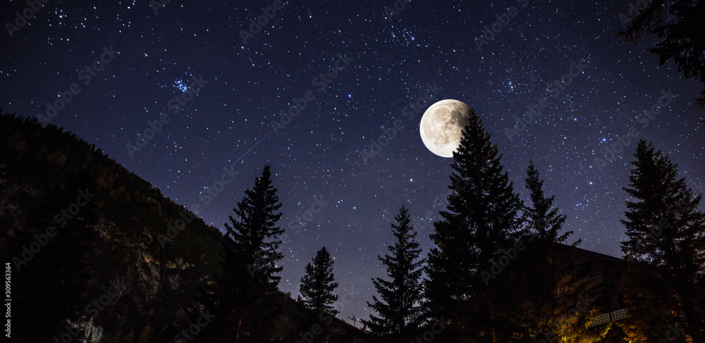 意大利阿尔卑斯山上空的星空和满月