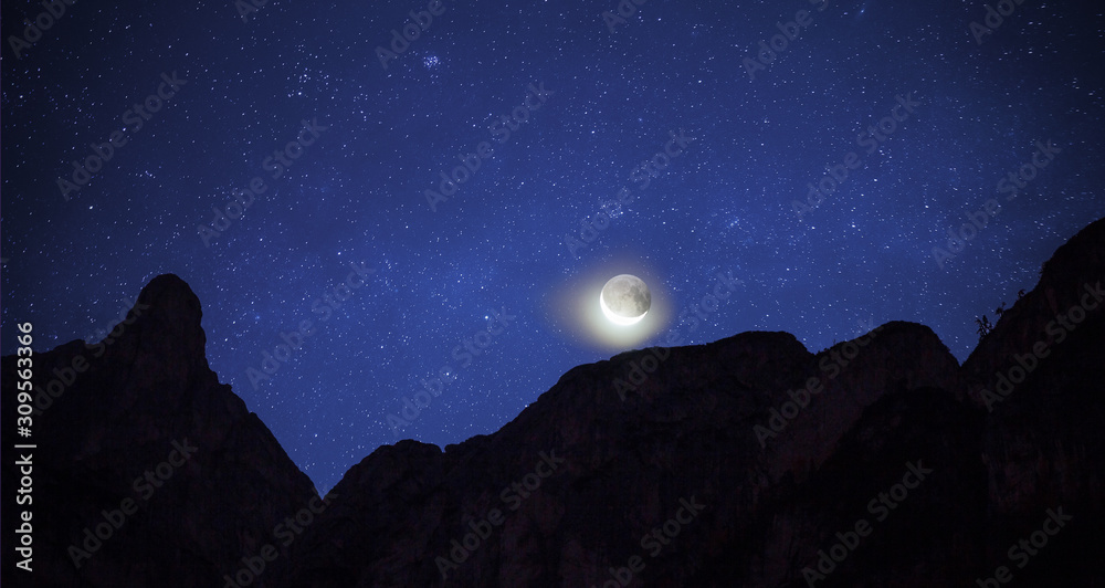 意大利阿尔卑斯山上空的星空和月亮