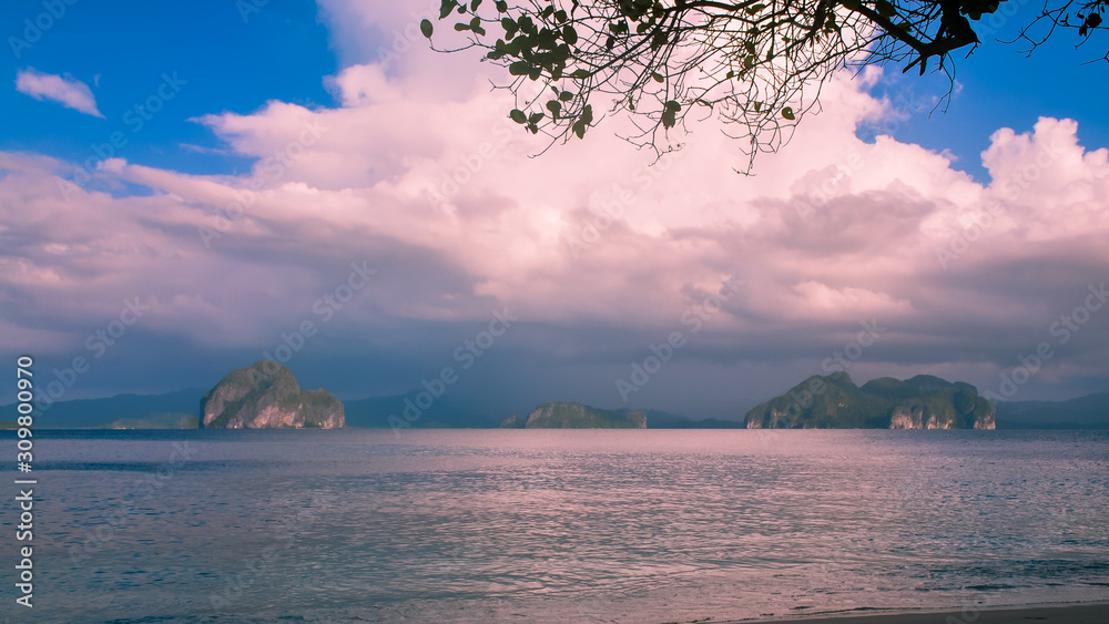 下午云层形成下的石灰岩小岛-菲律宾巴拉望El Nido