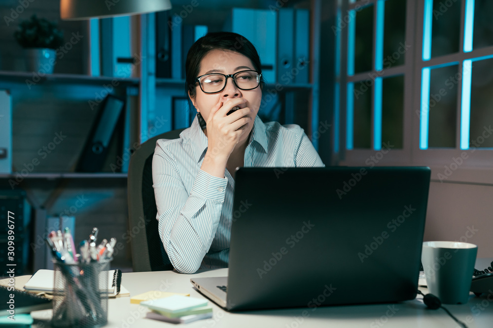 商业过度工作的最后期限和人们的观念。疲惫的亚洲日本女人用笔记本电脑工作i
