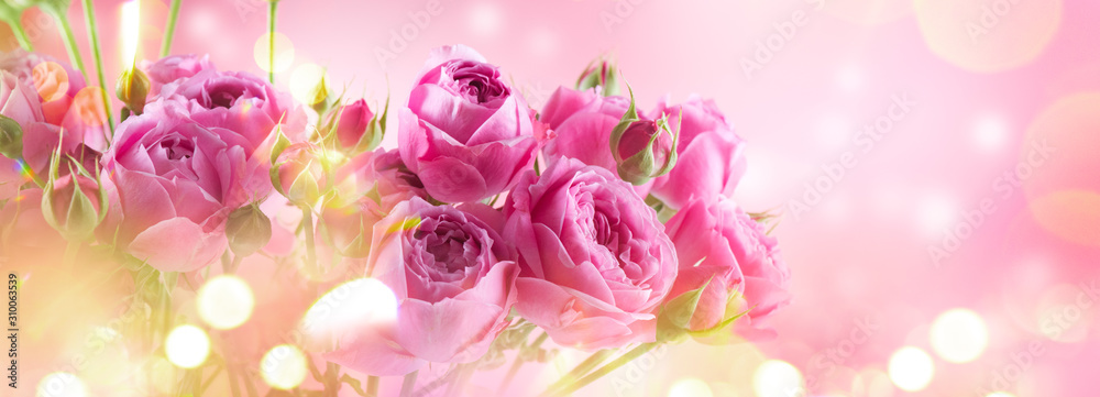 粉色玫瑰束，盛开的玫瑰。玫瑰束艺术设计，自然。节日礼物，玫瑰束
