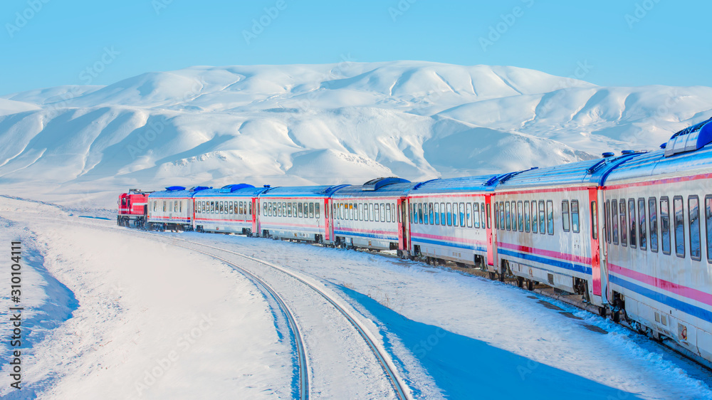 红色柴油列车（东快车）在积雪覆盖的铁路站台上行驶-列车连接
