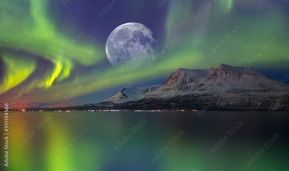 满月时特罗姆瑟上空的北极光（北极光），挪威本岛元素
