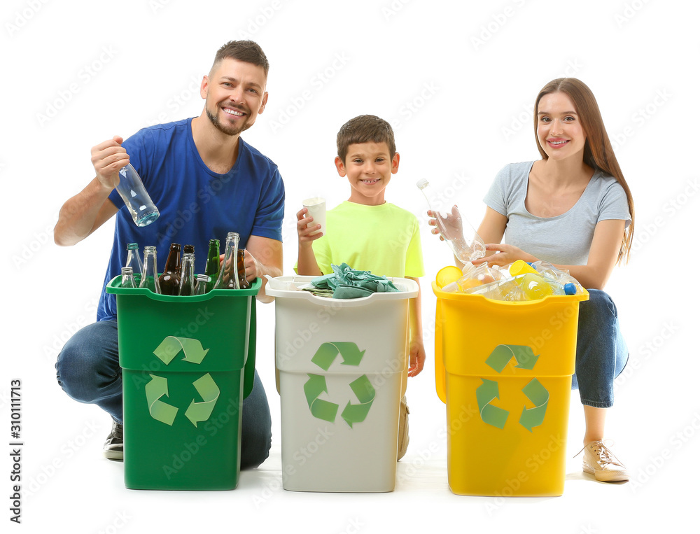 白色背景下有垃圾容器的家庭。回收的概念