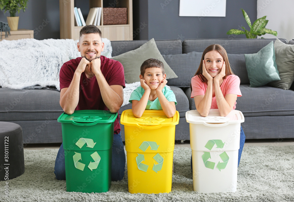 家里有垃圾容器的家庭。回收利用的概念