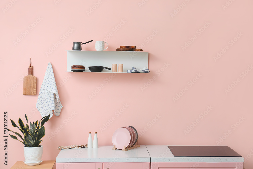 彩色墙上挂着现代搁板的厨房内部