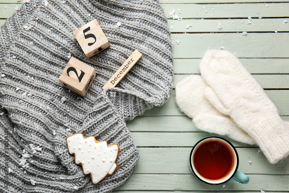木制背景的圣诞装饰、保暖衣服、咖啡、手套和日历