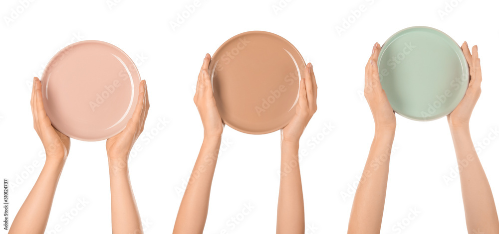 白色背景上有不同干净盘子的手