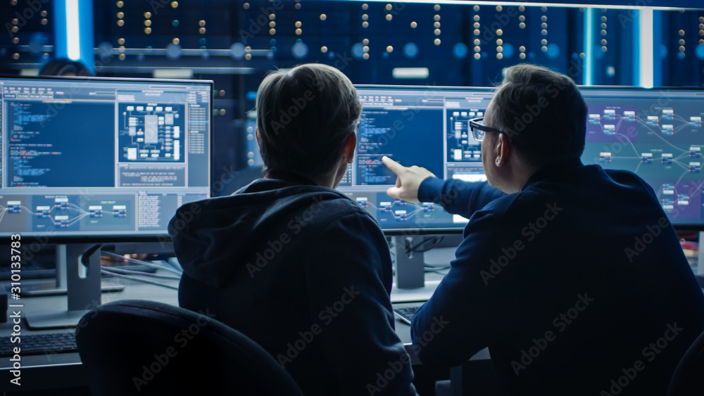 两位专业IT程序员讨论区块链数据网络架构设计与开发