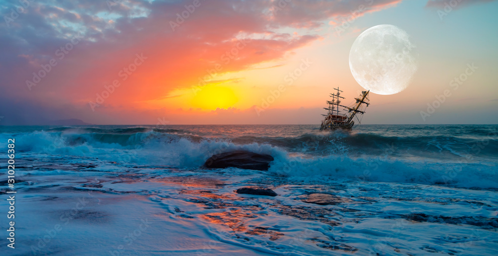 在暴风雨的大海中航行的老船，背景是戏剧性的日落和满月。这幅图像的元素