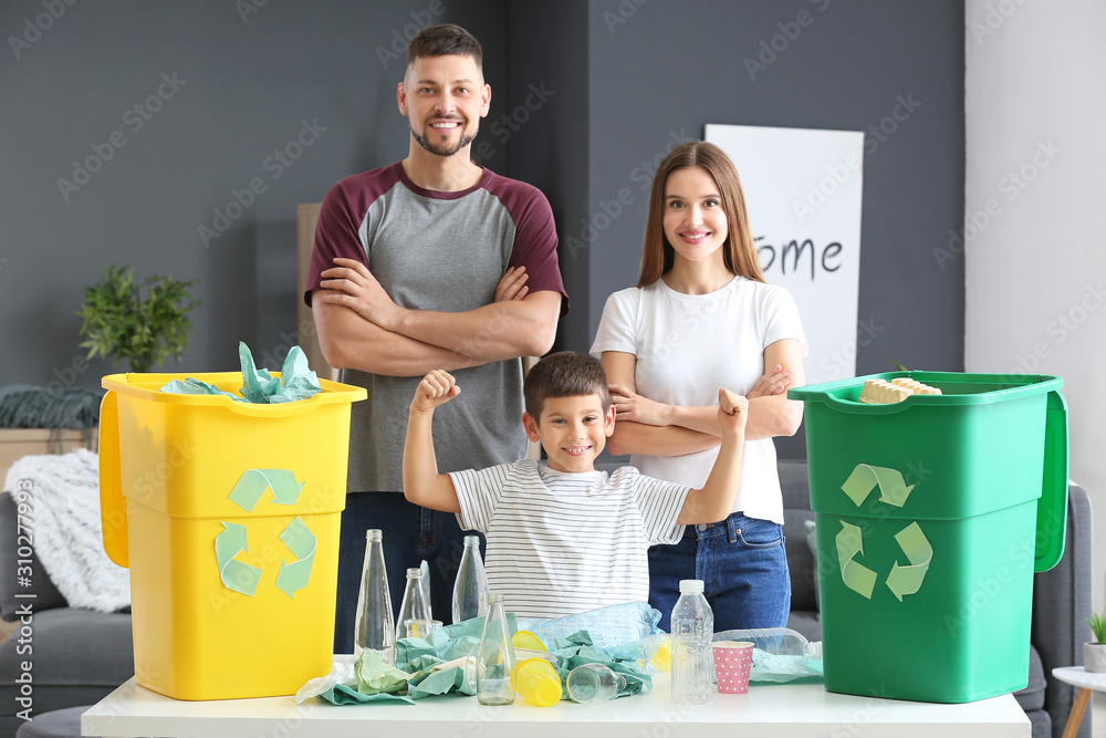 家庭在家分类垃圾。回收利用的概念