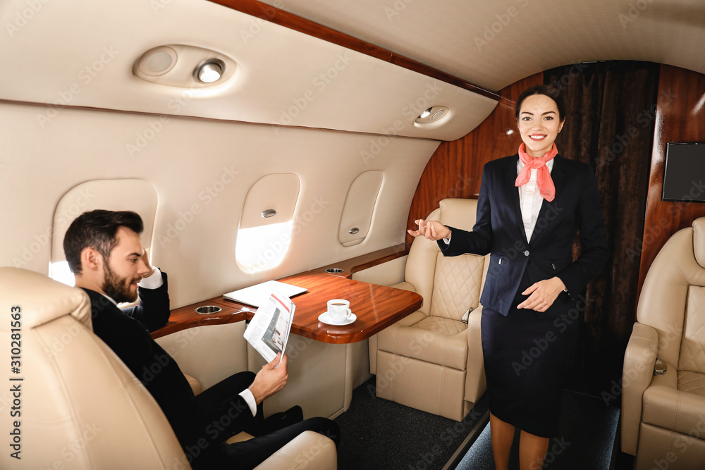 现代私人飞机上的空姐和商人