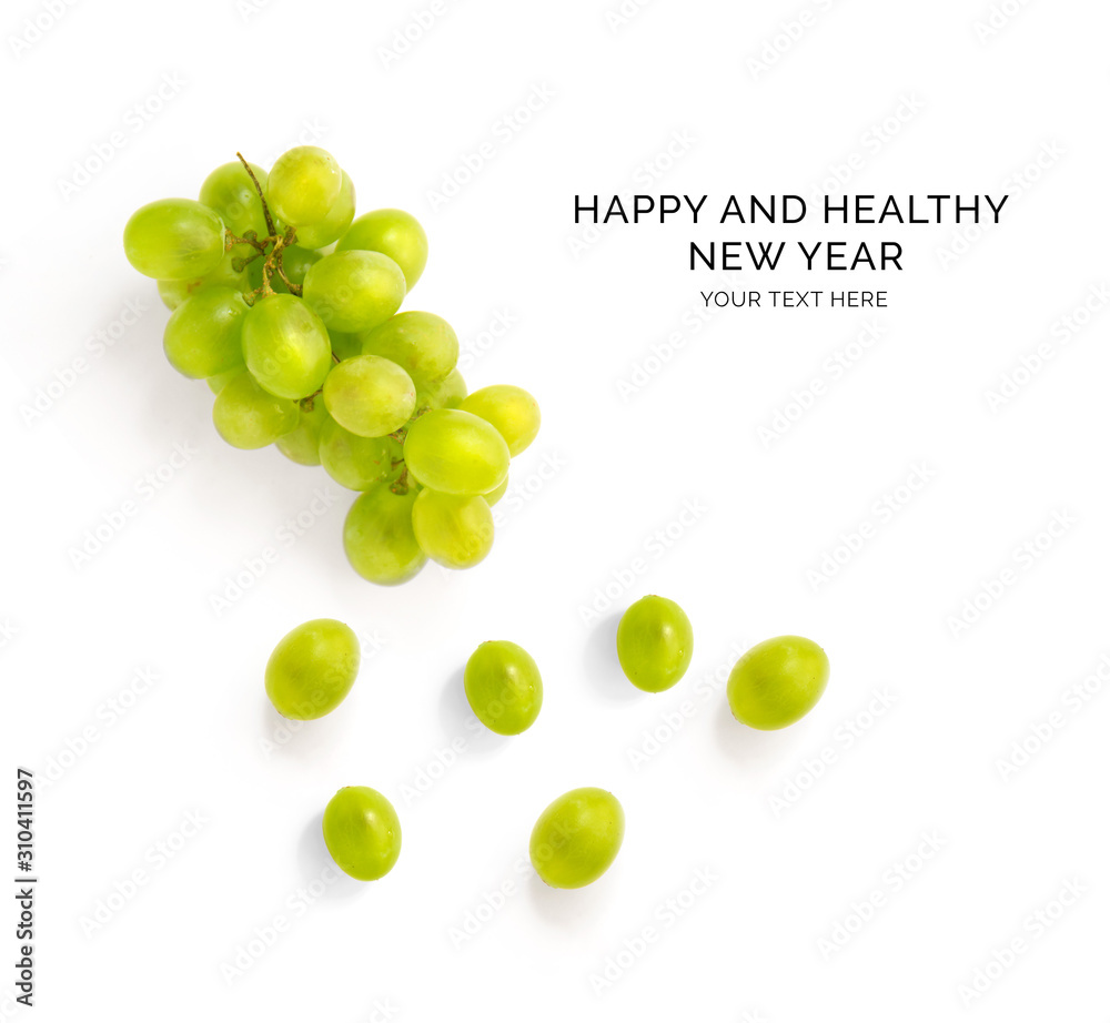 由白底绿葡萄制成的创意快乐健康新年贺卡。绿葡萄