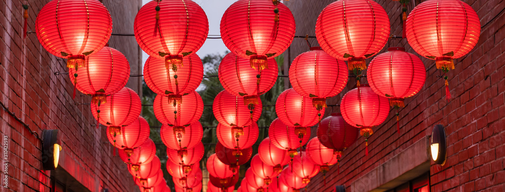 美丽的圆形红灯笼挂在古老的传统街道上，中国农历新年的概念