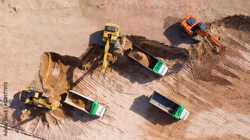 挖掘机和自卸车在施工现场作业鸟瞰图，施工现场视图