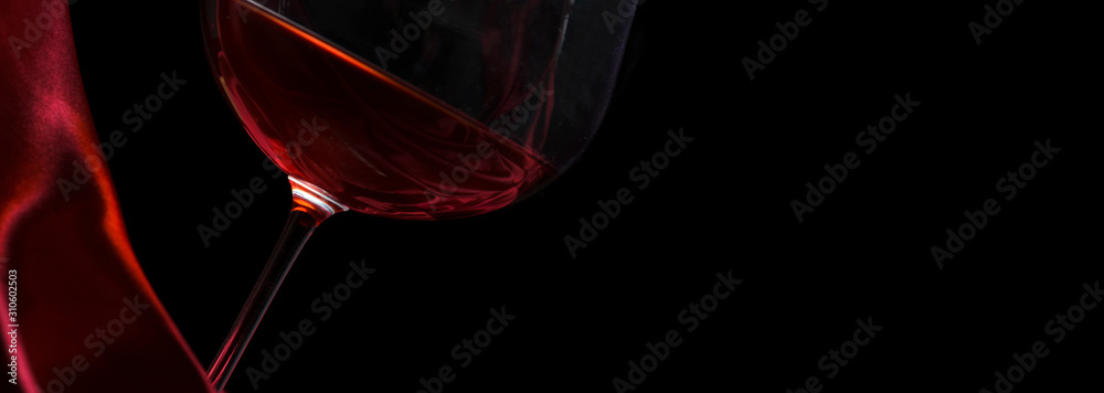 一杯红葡萄酒，黑底红丝绸。酒单设计背景。
