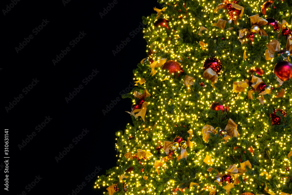 圣诞快乐和新年快乐夜晚的灯泡和装饰松树