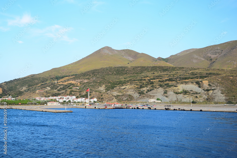 Kuzu Liman港-土耳其爱琴岛Gokceada的海景由船制成