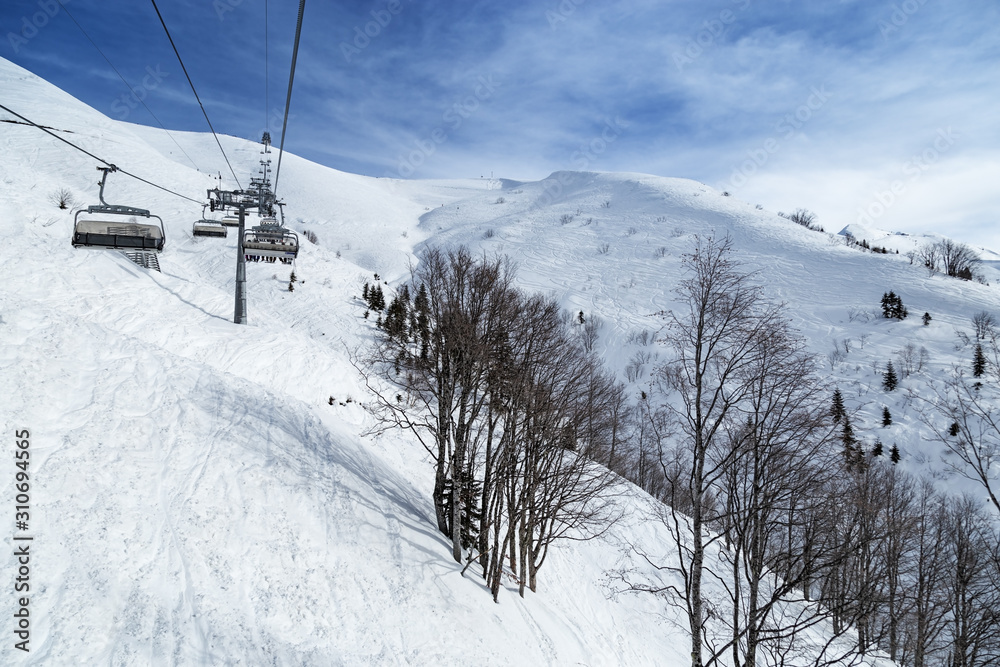 俄罗斯克拉斯纳亚波利亚纳高山滑雪场美丽的高山积雪。寒冷的冬天阳光明媚
