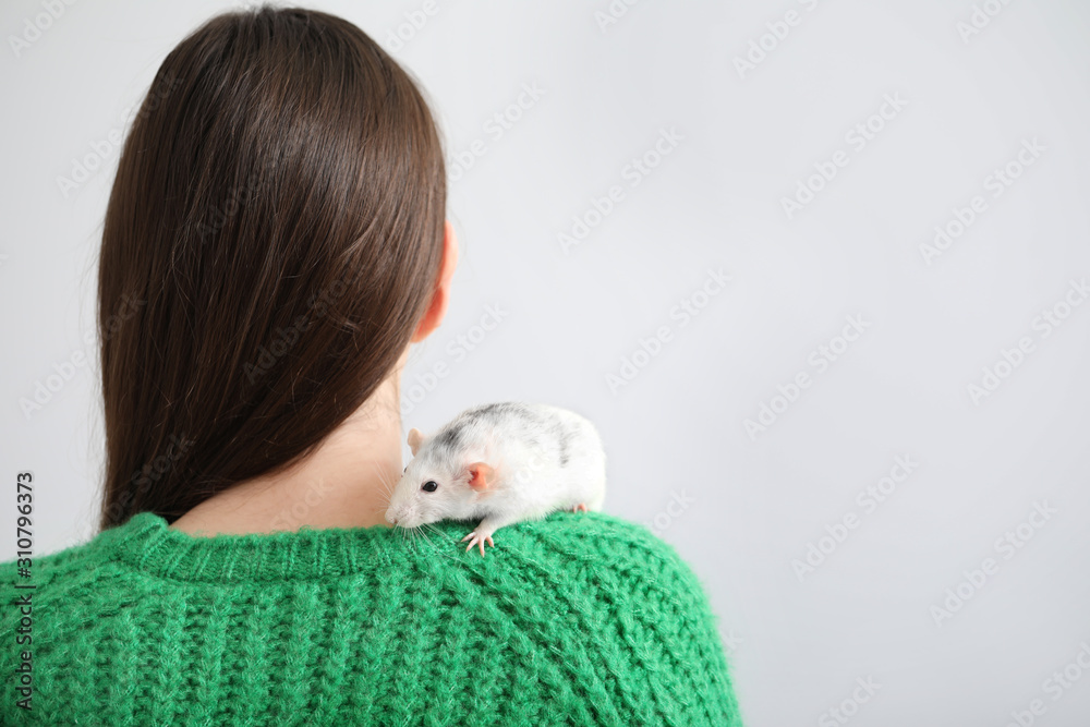 年轻女子，白色背景下有可爱的老鼠，后视图