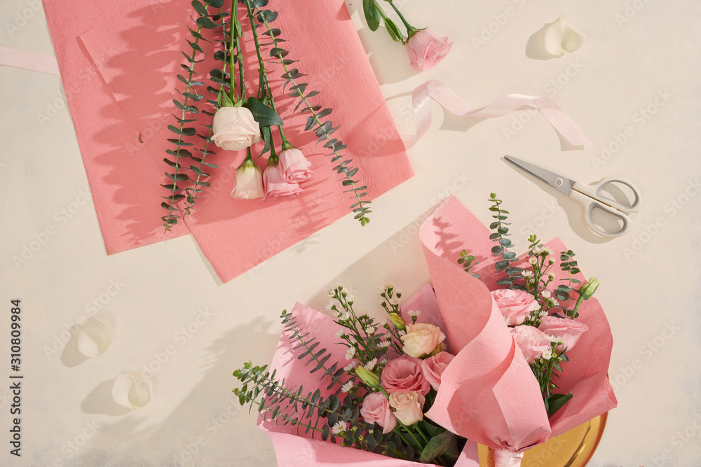 用剪刀在白色背景上制作粉红色的花束。节日、母亲节、情人节c