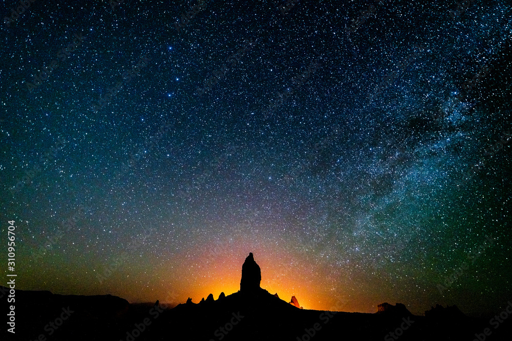 6月16日，美国加利福尼亚州TRONA PINNACLES-夜晚加利福尼亚州TronaPinnacles上空的银河系