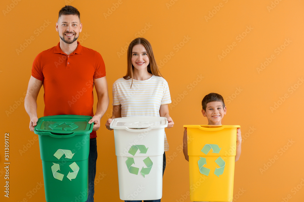 带有彩色背景垃圾容器的家庭。回收利用的概念