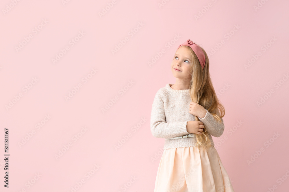 可爱的小女孩，穿着彩色背景的秋装